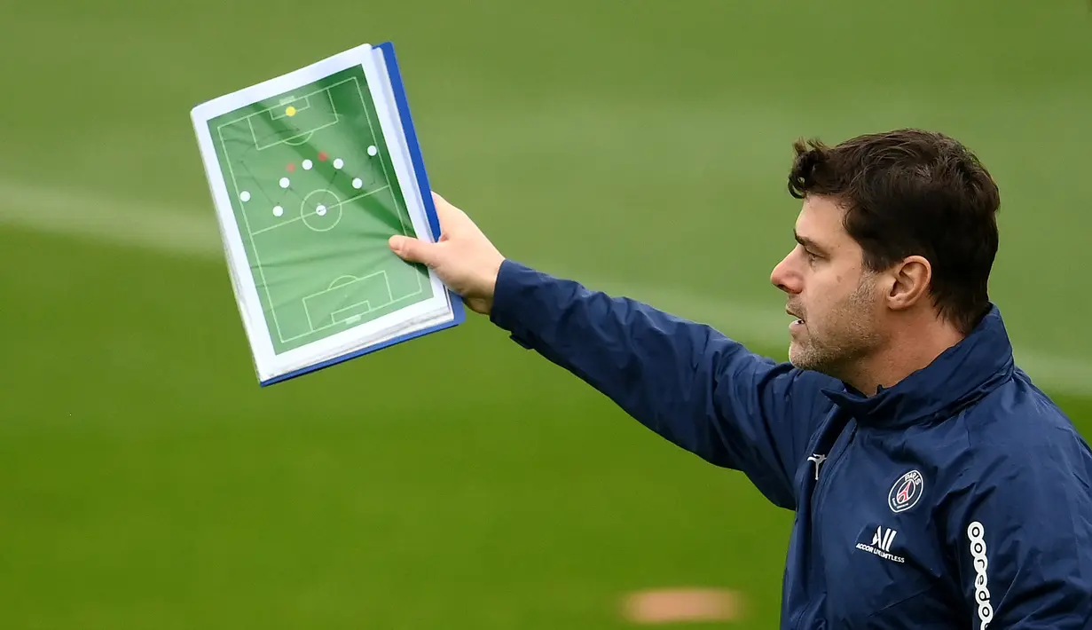 Pelatih Paris Saint-Germain Mauricio Pochettino memberikan instruksi kepada timnya selama sesi latihan di tempat latihan klub Camp des Loges di Saint-Germain-en-Laye, pada 19 November 2021. ( FRANCK FIFE / AFP)