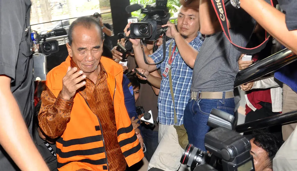 Gubernur Riau Annas Maamun tak kuasa menahan air mata saat memasuki Gedung KPK, Jakarta, (8/10/14). (Liputan6.com/Miftahul Hayat) 