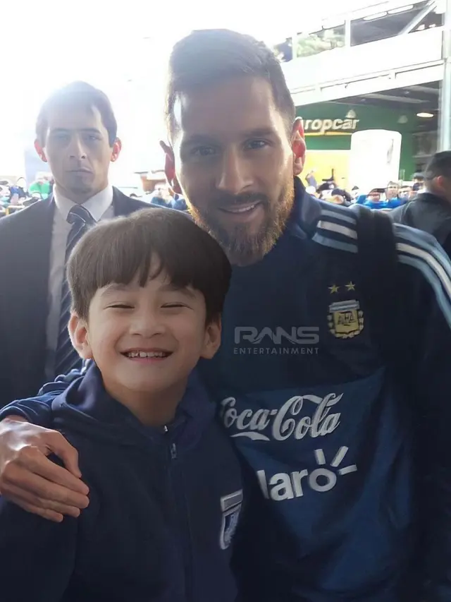6 Editan Foto Keluarga Raffi Ahmad Ini Bikin Senyum, Ada Rafathar Dirangkul Messi
