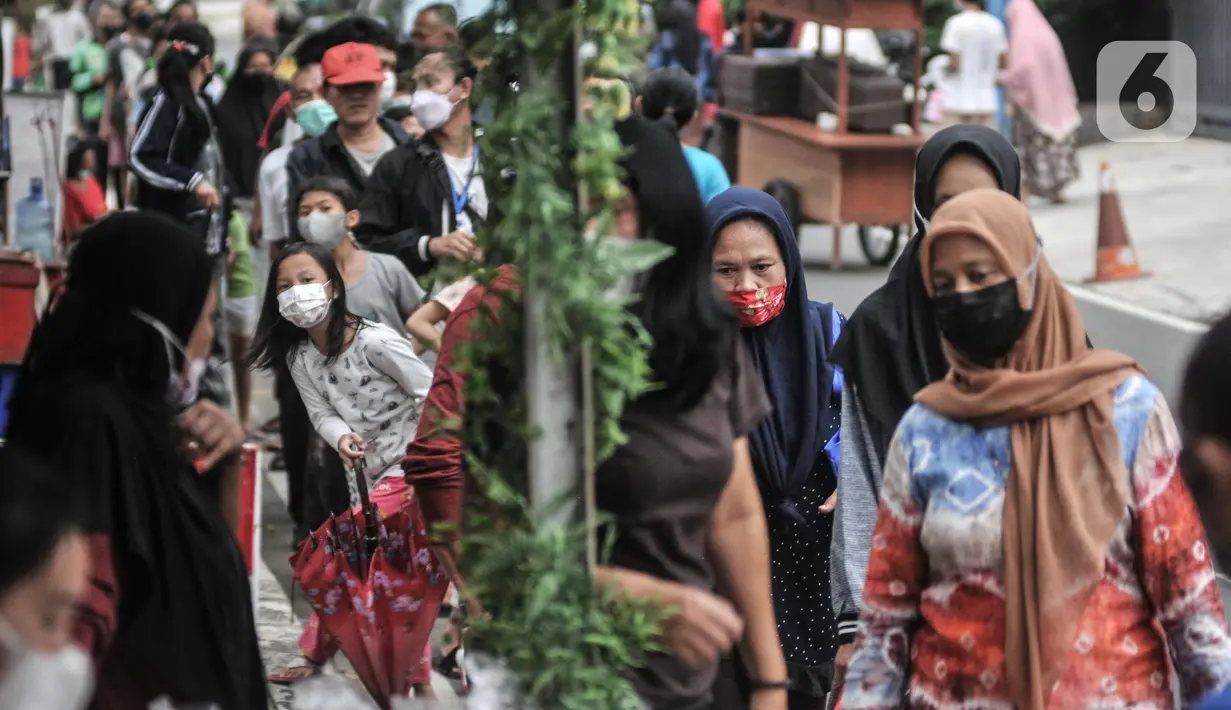 Warga antre untuk menerima hidangan berbuka puasa atau takjil gratis di Cempaka Putih, Jakarta, Selasa (19/4/2022). Pembagian takjil gratis yang telah berlangsung sejak pandemi Covid-19 ini disambut antusias warga, baik anak-anak hingga orang dewasa. (merdeka.com/Iqbal S. Nugroho)