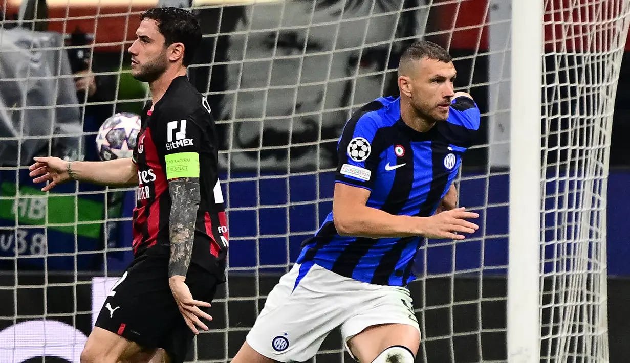 Selebrasi striker Inter Milan, Edin Dzeko setelah menjebol gawang AC Milan pada laga leg pertama semifinal Liga Champions 2022/2023 di San Siro Stadium, Milan (10/5/2023). Edin Dzeko untuk sementara menjadi pencetak gol terbanyak di kubu Inter Milan. Hingga babak semifinal, ia telah mencetak 4 gol dan 1 assist dari total 12 laga. Gol terakhirnya dicetak saat Inter Milan menang 2-0 atas AC Milan pada leg pertama semifinal, 10 Mei 2023. (AFP/Marco Bertorello)