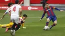 Pada menit ke-86, pasukan Ronald Koeman bisa menambah gol melalui sepakan kaki kanan Lionel Messi yang mengecoh barisan pertahanan Sevilla. (Foto: AP/Angel Fernandez)