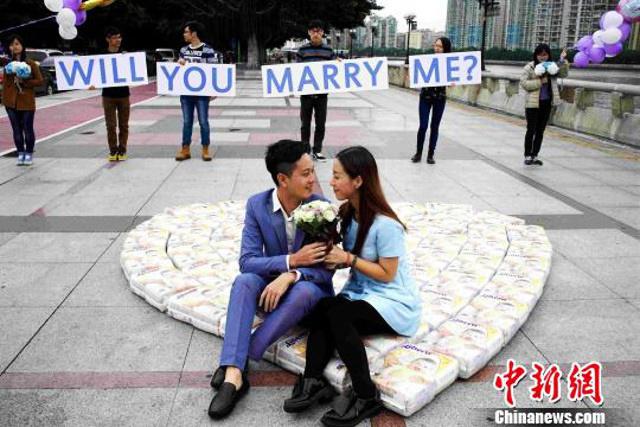 Feng dan Lin di atas 4.500 popok bayi | Photo: Copyright shanghaiist.com 