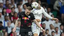 Gelandang Real Madrid Federico Valverde melakukan sundulan dengan bek Red Bull Leipzig David Raum  pada matchday 2 Liga Champions berlangsung di Santiago Bernabeu, Kamis (15/9/2022) dini hari WIB. Real Madrid menang susah payah 2-0 kala menjamu RB Leipzig. (AP Photo/Manu Fernandez)