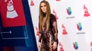 Penyanyi dan aktris Jennifer Lopez (J-Lo) berpose menghadiri Latin Grammy Awards ke-17 di T-Mobile Arena, Las Vegas, AS (17/11). Bergaun bernuansa ungu tua transparan J-Lo tampil cantik dan seksi dengan rambut terurai. (Ethan Miller/Getty Images/AFP)