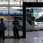 Aktivitas penumpang menunggu jadwal keberangkatan bus di Terminal Pulo Gebang, Jakarta, Kamis (8/6). Terminal Pulo Gebang menjadi satu dari tiga terminal yang disipakan oleh Pemprov DKI  untuk melayani arus mudik 2017. (Liputan6.com/Faizal Fanani)