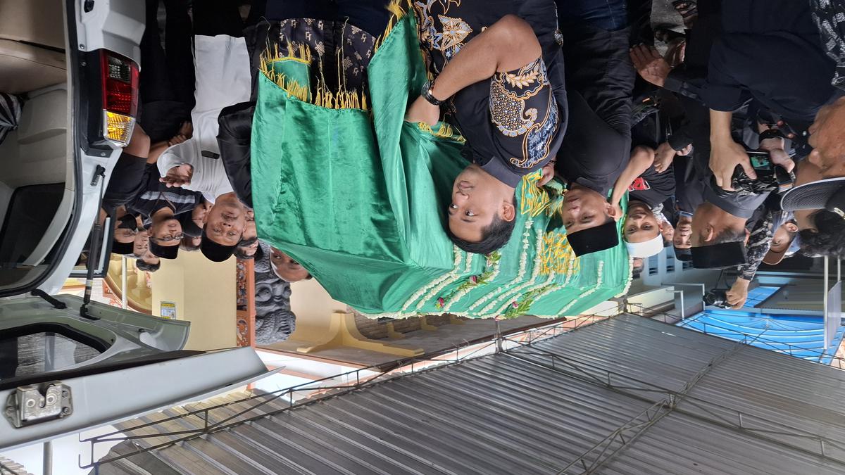 Siksorogo Lawu Ultra 2025, Isak Tangis Keluarga dan Rekan Lepas Jenazah Pelari yang Meninggal Dunia