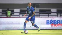 Pemain Persib Bandung, Alberto Rodriguez Martin menggiring bola pada laga lanjutan pekan ke-3 BRI Liga 1 2023/2024 antara Persib Bandung melawan Dewa United FC di Stadion Gelora Bandung Lautan Api (GBLA), Bandung, Jumat (14/07/2023). (Bola.com/Bagaskara Lazuardi)