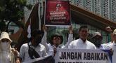 Massa dari Aliansi Honorer Non Database BKN Gagal Calon Pegawai Negeri Sipil (CPNS) Indonesia menggelar Aksi Damai Jilid 2 Nasional di kawasan Silang Selatan Monumen Nasional, Jakarta Pusat, pada Senin (17/11/2025). (merdeka.com/magang/Rendi Saputra)