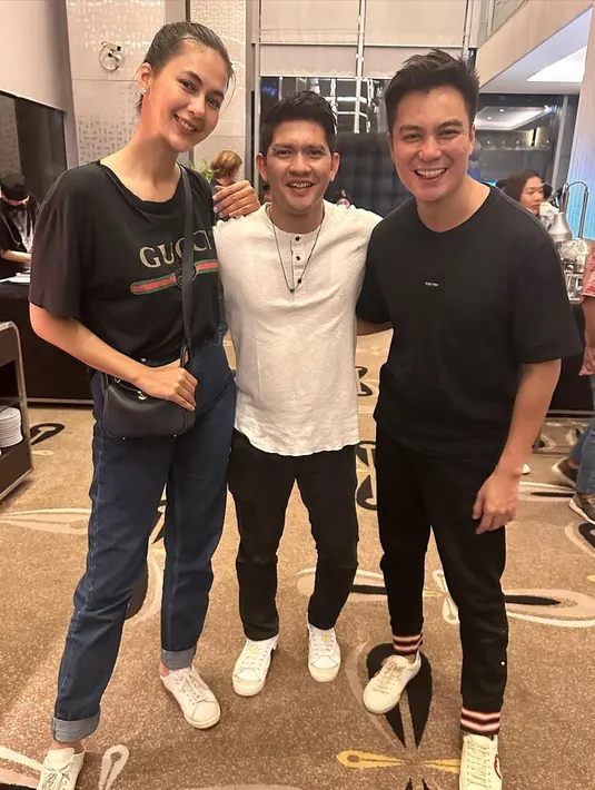 Tidak hanya minta foto berdua dengan Joe Taslim, Paula juga mengabadikan foto bersama dengan Iko Uwais. "Mau foto bro,"  kata Baim kepada suami Audy. Setelah foto berdua juga bersama dengan Baim dan juga anak-anaknya. [Instagram/baimwong]
