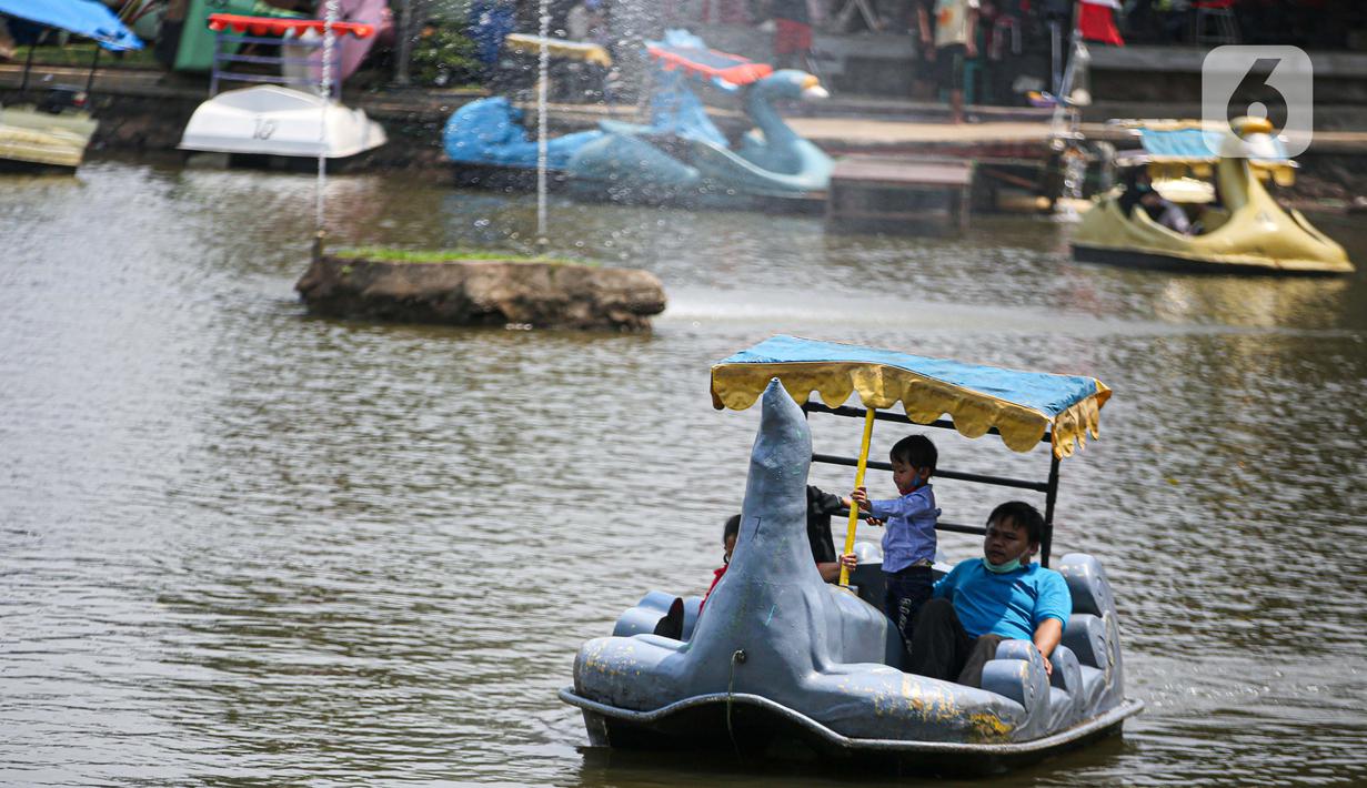Wisatawan menaiki perahu saat mengunjungi TMII, Jakarta, Kamis (20/8/2020). Libur panjang yang bertepatan tahun baru islam di manfaatkan masyarakat bersama keluarga  berlibur ke sejumlah tempat wisata. (Liputan6.com/Faizal Fanani)