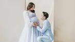 Tampil pakai busana warna biru langit, ini adalah konsep pertama maternity shoot Masayu Clara. Berpose saling berpandangan dan memegang perut buncit Masayu, pasangan ini tampil romantis. Meski konsep tersebut tampak simpel tanpa dekorasi sebagai background-nya, namun pose pasangan yang menikah pada Mei 2022 ini membuat pemotretan tersebut jadi penuh warna. (Liputan6.com/IG/masayuclara)