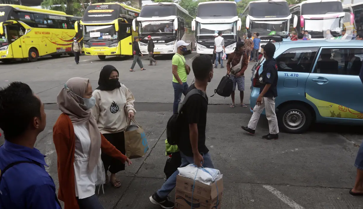 <p>Calon penumpang saat tiba di area Terminal Bus Antar Kota Antar Provinsi (AKAP) Kampung Rambutan, Jakarta, Sabtu (30/4/2022). Hingga tiga hari jelang (H-3) Lebaran 2022, 1.191 orang pemudik tercatat meninggalkan Terminal Kampung Rambutan. (Liputan6.com/Helmi Fithriansyah)</p>