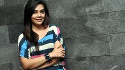 Istri Kin 'The Fly' ini, mengenakan kaos belang berwarna-warni saat di lokasi syuting di kawasan Cibubur, Jakarta, (18/7/14), (Liputan6.com/ Panji Diksana)