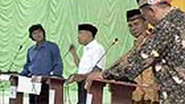 Kedatangan artis Ikang Fauzi yang turut berkompetisi dalam Pilkada Lampung Selatan membuat semarak suasana debat kandidat Sabtu (19/6) malam. Marissa Haque pun sangat antusias mendukung suaminya tampil. 