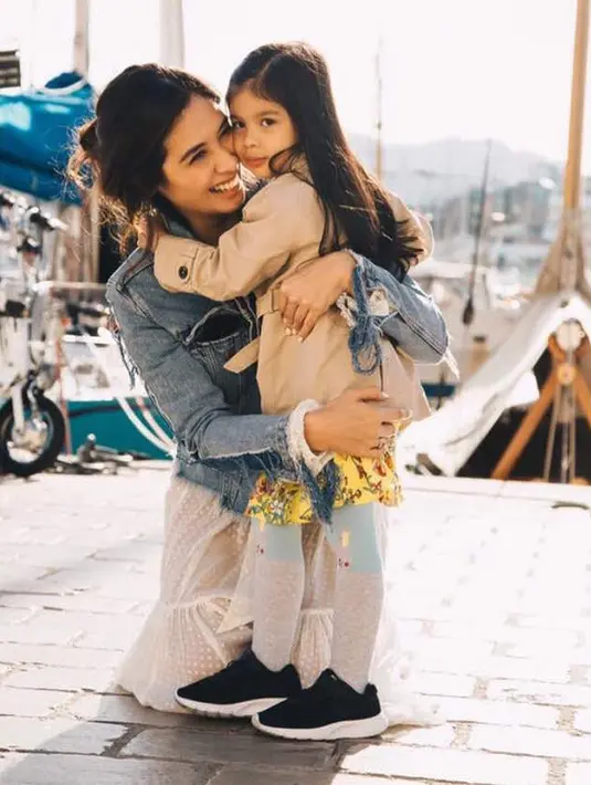 Aura Kecantikan Marsha dan Jizzy selalu mampu mencuri perhatian warganet. Hubungan ibu dan putrinya yang kompak ini menuai banyak pujian. (Liputan6.com/IG/@marshatimothy)