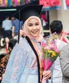 Anisa Rahma, mantan personil cherrybelle ini tengah berbahagia. Usaha jerih payahnya selama delapan tahun akhirnya usai juga dan menyandang gelar sebagai Sarjana Arsitektur, di Institut Teknologi Nasional (ITENAS) Bandung. (Instagram/anisarahma_12)