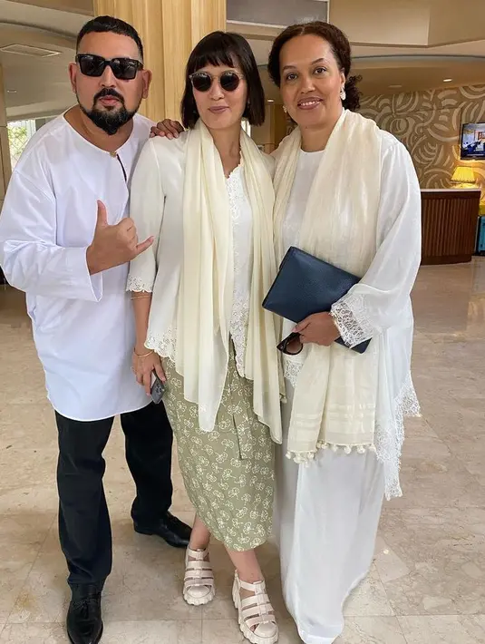 Hannah Al Rashid  mengenakan kebaya putih berbordir dipadukan kain hijau dan selendang putih. [@hannahalrashid]