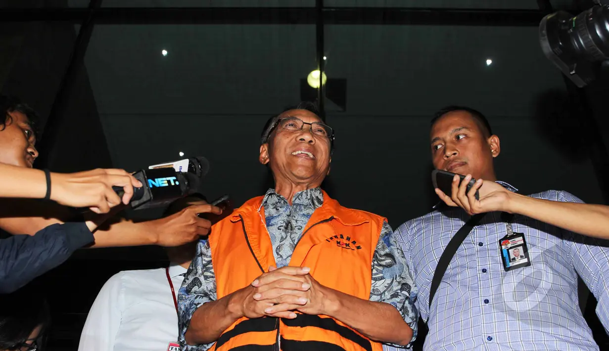Jero Wacik memperlihatkan senyumnya usai menjalani pemeriksaan di KPK, Jakarta, Selasa (12/5/2015). Jero diperiksa terkait kasus pemerasan saat ia menjabat sebagai Menteri ESDM. (Liputan6.com/Helmi Afandi) 