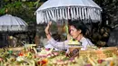 <p>Seorang perempuan umat Hindu berdoa saat mengikuti sembahyang perayaan hari raya Galungan di Pura Jagat Natha di Denpasar, Bali, Rabu (8/6/2022). Hari Raya Galungan merupakan hari merayakan kemenangan kebaikan (Dharma) melawan kejahatan (Adharma). (SONNY TUMBELAKA / AFP)</p>