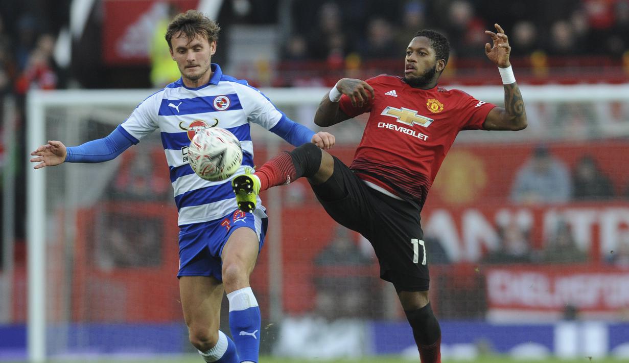 Gelandang Manchester United, Fred, berebut  bola dengan pemain Reading, John Swift, pada laga Piala FA di Stadion Old Trafford, Sabtu (5/1). Manchester United menang 2-0 atas Reading. (AP/Rui Vieira)