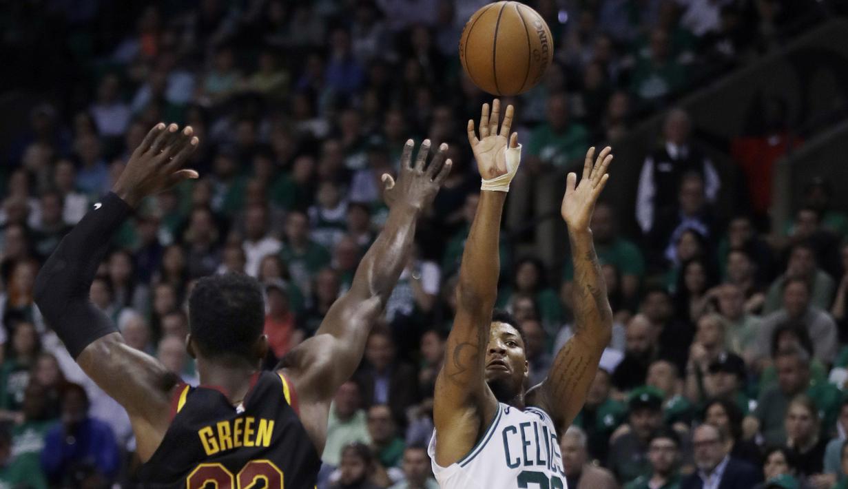 Aksi pemain Boston Celtics, Marcus Smart (36) melakukan tembakan melewati adangan pemain Cleveland, Jeff Green (32) pada gim kelima final NBA Wilayah Timur di TD Garden, Boston, (23/5/2018). Boston Celtics menang 96-83. (AP/Charles Krupa)