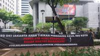 Spanduk penolakan Raperda KTR Depan DPRD Jakarta