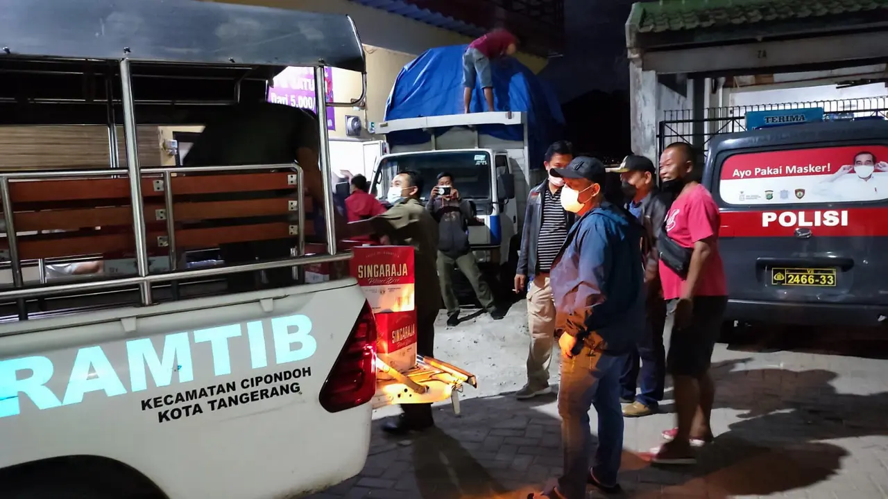 Ruko di kawasan Gang Parit, Kecamatan Cipondoh, Kota Tangerang, dijadikan gudang berisi ratusan botol miras siap edar.