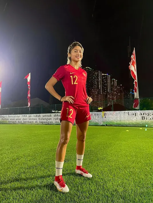 Zahra Muzdalifah memakai nomor punggung 12 di Garuda Pertiwi. Berposisi sebagai penyerang, Zahra memiliki daya jelajah yang tinggi dengan akurasi passing yang cukup bagus. Tidak heran jika saat bermain, bola sering mengarah ke Zahmuz. (Liputan6.com/IG/@zahmuz12)