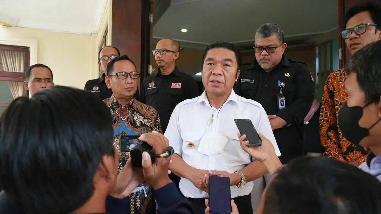 Pj Gubernur Banten, Al Muktabar, Usai Bertemu Dengan KPU Banten Di Kantornya. (Rabu, 06/07/2022). (Dokumentasi Pemrov Banten).
