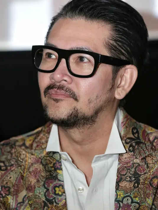 Di tengah kesibukan mengejar keinginannya, mafia tersebut memiliki problema kehidupan yang cukup pelik. Baik di dalam urusan keluarga, maupun urusan bisnis dengan sesama rekan mafia. (Adrian Putra/Bintang.com)