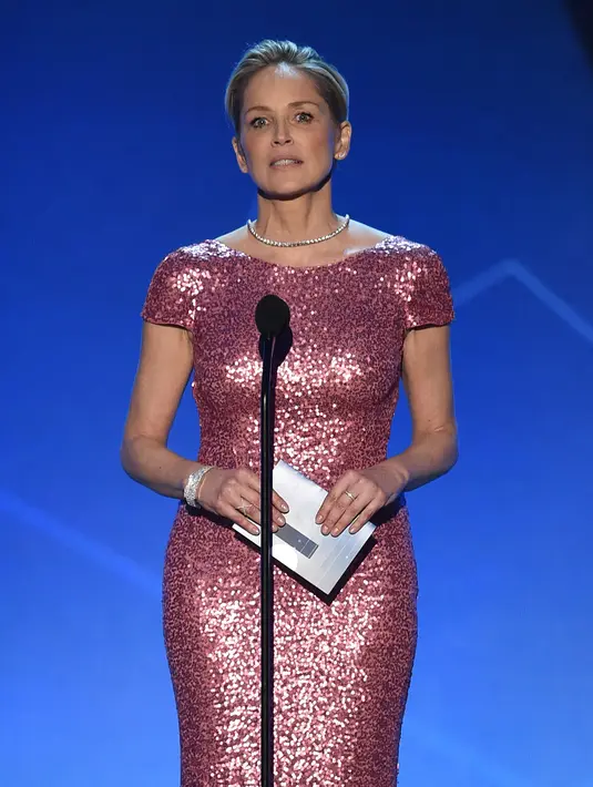 Aktris 57 tahun ini memancarkan kepercayaan diri serta keanggunan dalam balutan gaun mengilap berwarna ungu muda dengan lengan pendek dan kerah sabrina yang mengekspose leher indahnya. (AFP/Bintang.com)