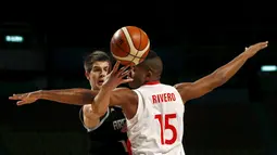 Pemian Argentina, Nicolas Brussino (kiri) berebut bola dengan pemain Kuba, Jasiel Riveroduring dalam Kejuaraan Basket Piala Amerika 2015 di Sport Palace, Meksiko City, Meksiko. (3/9/2015). (Reuters/Henry Romero)
