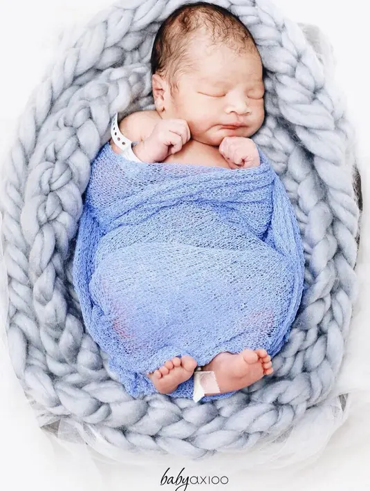 “7 desember 2017, ya Allah, bagai mimpi rasanya, pagi ini bangun, di hari kelahiran aku, dapat kado terindah seperti ini,” tulis Titi Kamal dalam unggahan foto anak ke-2nya. (Instagram/titi_kamal)