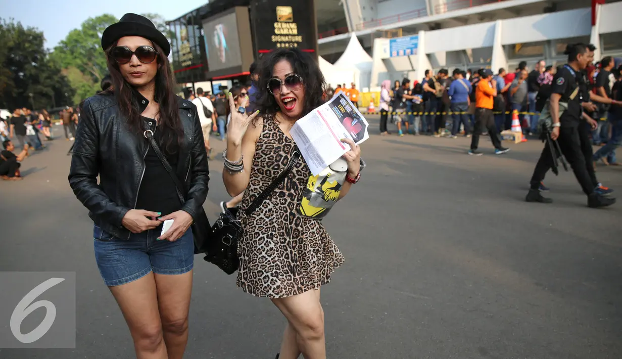 Para penggemar Bon Jovi berpose jelang konser Bon Jovi di SUGBK, Jakarta, Jumat (11/9/2015). 20 tahun lalu tepatnya 1995, mereka sempat menggemparkan Jakarta saat sukses tampil di hadapan ribuan orang di Ancol. (Liputan6.com/Faizal Fanani)
