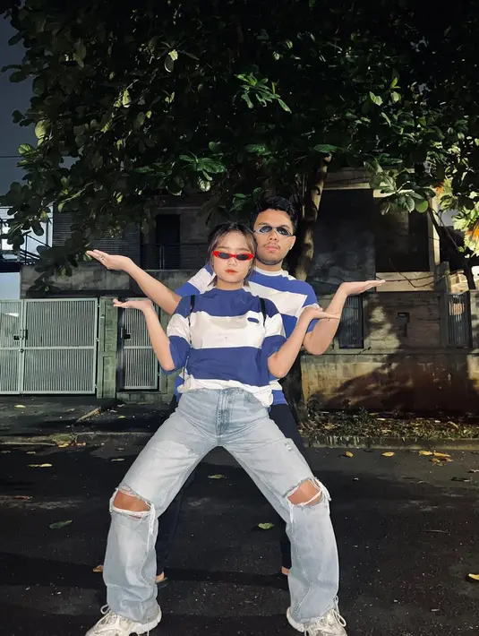 Fuji dan Thariq Halilintar saat berpose mengenakan kostum senada dengan memakai kaca mata. Thariq berharap masyarakat bisa menghargai keputusan mereka. Hingga kini, keduanya masih berteman baik."Aku harap semuanya bisa menghargai keputusan kami, aku sama Fuji masih berhubungan dan berteman baik," sambung Thariq. (Instagram/fuji_an)