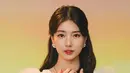 Suzy dikenal dengan kulitnya yang mulus dan bercahaya, dan kali ini ia kembali tampil flawless dengan riasan minimalis yang menonjolkan fitur alami wajahnya. [@skuukzky/@management_soop].