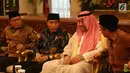Presiden Jokowi (dua kiri) didampingi Menag Lukman Hakim Saifuddin (kiri) dan Mensesneg Pratikno (kanan) bersama Pangeran Khalid bin Sultan Abdul Aziz Al Suud di Istana Negara, Kamis (22/3). (Liputan6.com/Angga Yuniar)