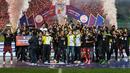 Para pemain dan tim ofisial Persis Solo merayakan keberhasilan menjuarai Liga 2 2021 usai acara penyerahan trofi. Persis Solo mengalahkan Rans Cilegon FC 2-1 dalam laga final di Stadion Pakansari, Bogor, Kamis (30/12/2021).