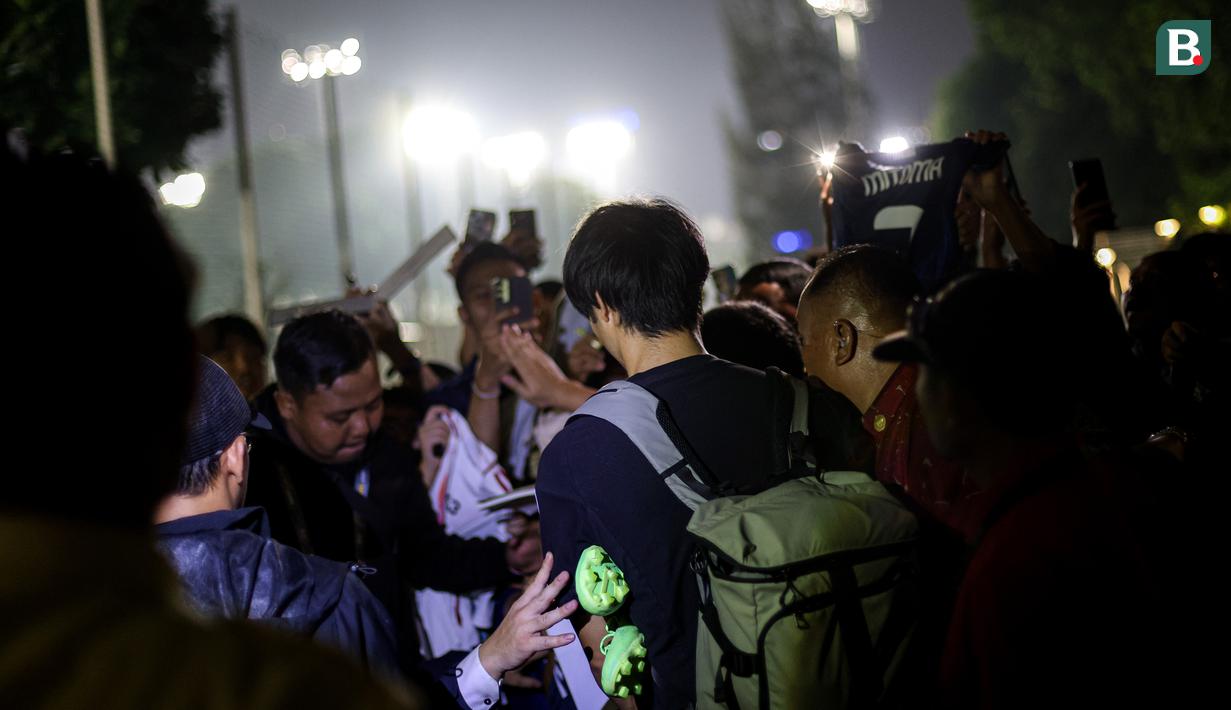 <p>Pemain Timnas Jepang, Kaoru Mitoma memberikan tanda tangan kepada para masyarakat setelah sesi latihan menjelang laga lanjutan putaran ketiga Kualifikasi Piala Dunia 2026 melawan Timnas Indonesia di Lapangan A, Kompleks Stadion Utama Gelora Bung Karno (SUGBK), Senayan, Jakarta, Rabu (13/11/2024). (Bola.com/Bagaskara Lazuardi)</p>