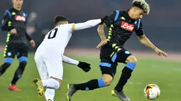 Pemain Napoli, Kevin Malcuit, menggiring bola saat melawan FC Zurich pada laga Liga Europa di Stadion Letzigrund, Kamis (14/2). Napoli menang 3-1 atas FC Zurich. (AP/Walter Bieri)