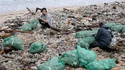 Pantai Kedonganan yang merupakan salah satu pantai barat di Kabupaten Badung, Bali dibanjiri sampah plastik. (SONNY TUMBELAKA/AFP)