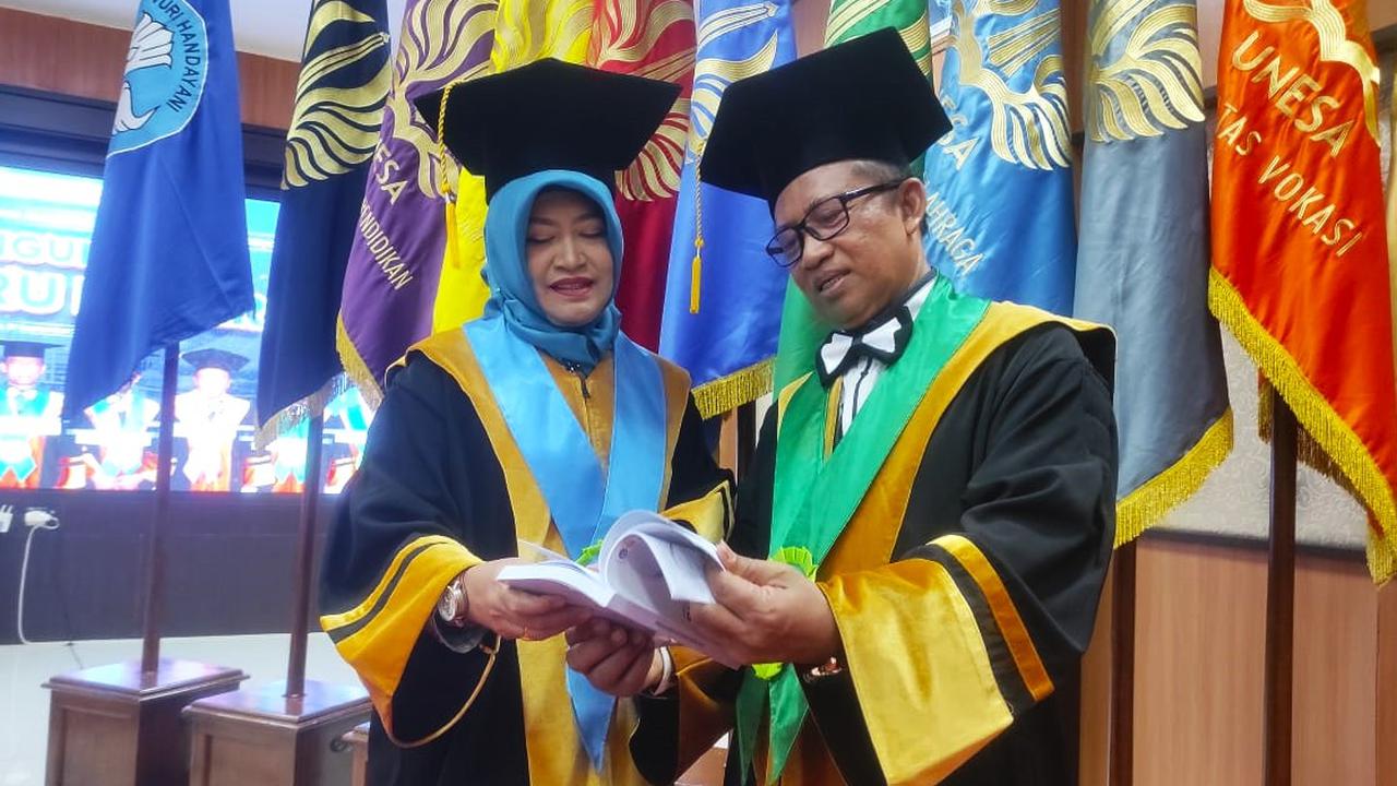 Pasangan suami-istri, Muhaji dan Rita Ismawati kompak meraih gelar guru besar di Universitas Negeri Surabaya (Unesa). (Dian Kurniawan/Liputan6.com)