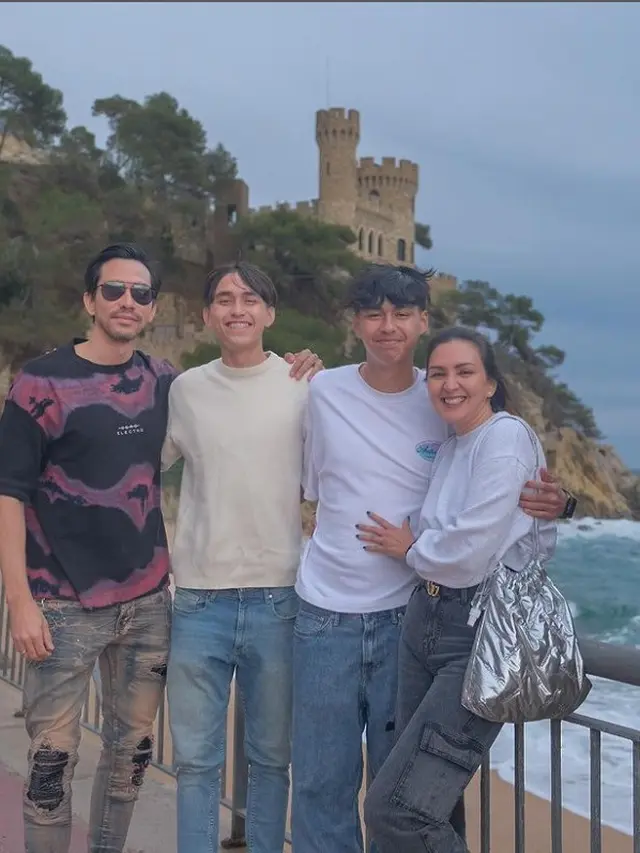 Potret keluarga Donna Agnesia (Sumber: Instagram/darius_sinathrya)