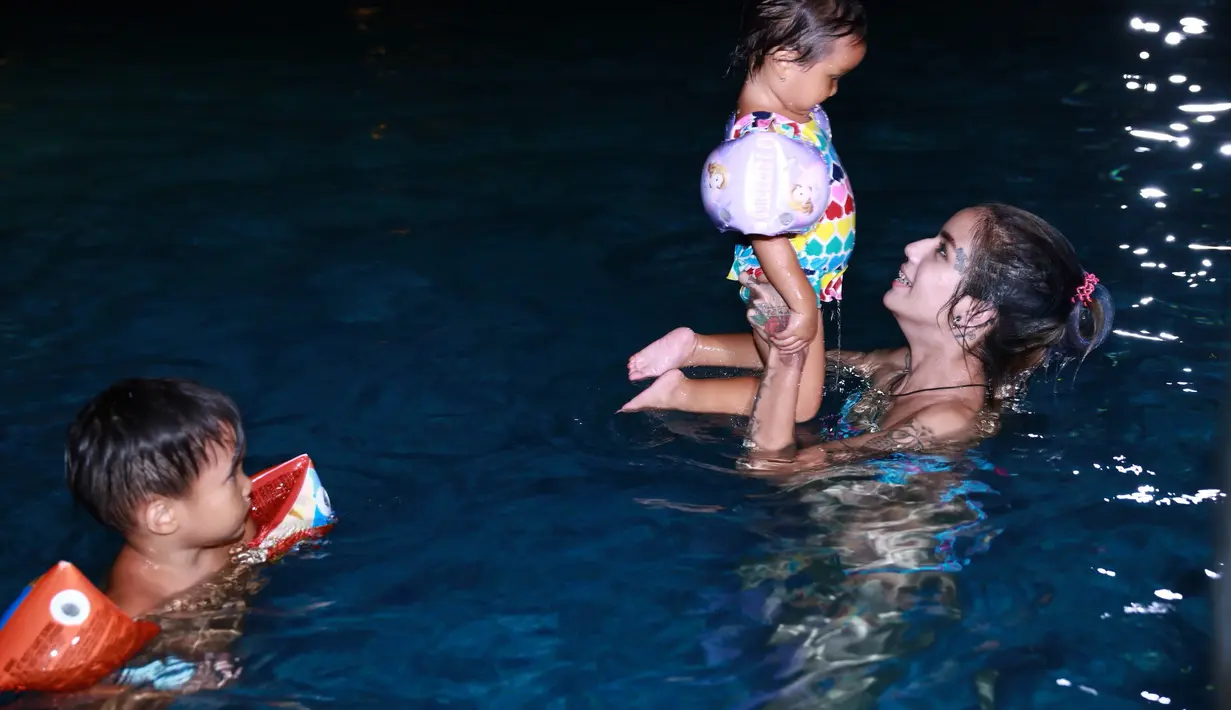 Sheila Marcia Joseph menyusul ketiga anaknya yang telah berenang terlebih dulu. (Galih W. Satria/Bintang.com)