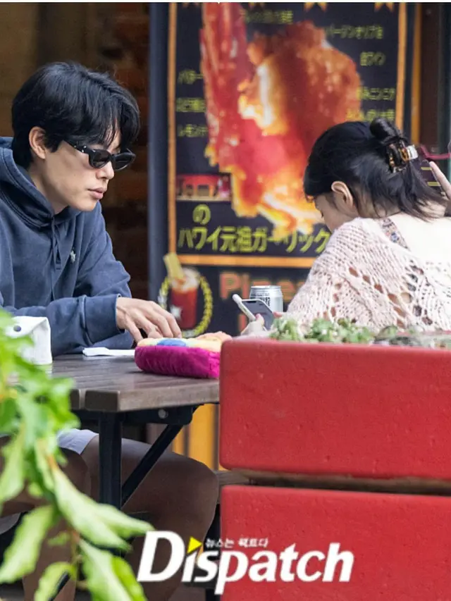 Dispatch menangkap kegiatan Han So Hee dan Ryu Jun Yeol di Hawaii. [Foto: Instagram/koreadispatch]