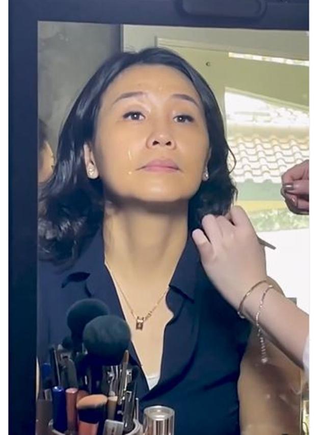 Awet Muda di Usia 46 Tahun, Ini 7 Momen Veronica Tan Jalani Pemotretan Tema Imlek