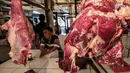 Penjual daging menunggu pembeli di Pasar Induk Kramat Jati, Jakarta, Kamis (8/4/2021). Pemerintah melalui Menteri Pertanian Syahrul Yasin Limpo, menegaskan, pihaknya siap melakukan intervensi jika stok daging langka dan terdapat lonjakan harga pada bulan Ramadan. (Liputan6.com/Johan Tallo)