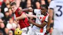 Pemain Manchester United, Rasmus Hojlund (kiri) berebut bola dengan pemain Luton Town, Teden Mengi saat laga lanjutan Liga Inggris 2023/2024 di Old Trafford, Manchester, Inggris, 11 November 2023. (AFP/Oli Scarff)
