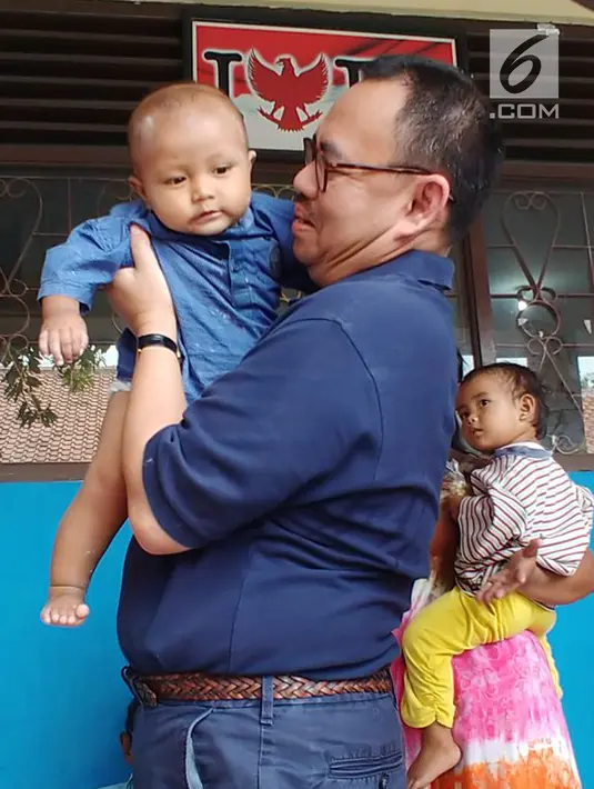 Cagub Jateng nomor urut dua Sudirman Said menggendong bayi saat meninjau posko banjir di Tegal, Jawa Tengah, Kamis (15/2). Sudirman mengaku prihatin atas banjir yang merendam ribuan rumah di Kota Tegal. (Liputan6.com/Fajar Eko Nugroho)